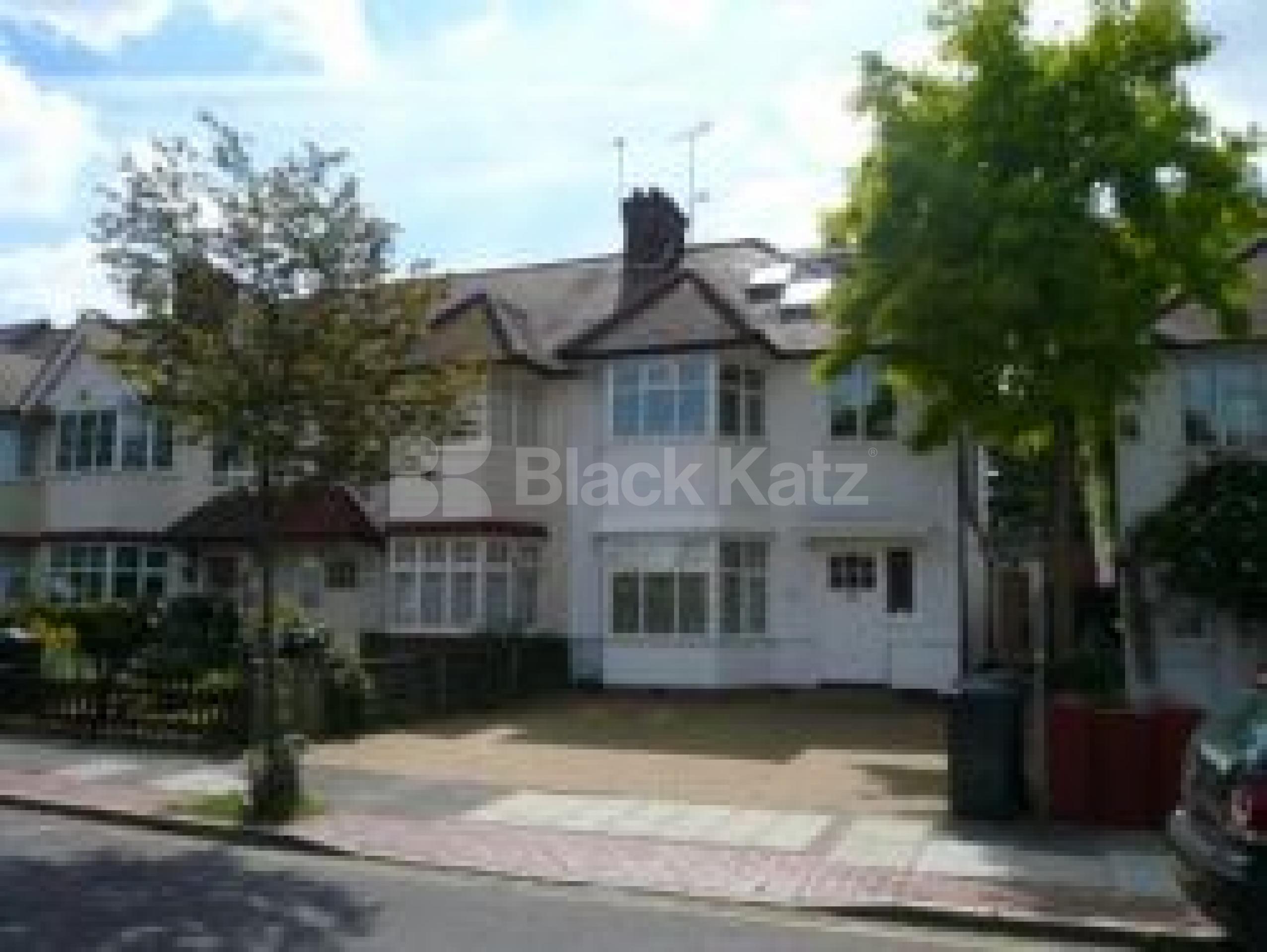 			5 Bedroom, 1 bath, 1 reception Flat			 Hervey Road, FINCHLEY CENTRAL N3